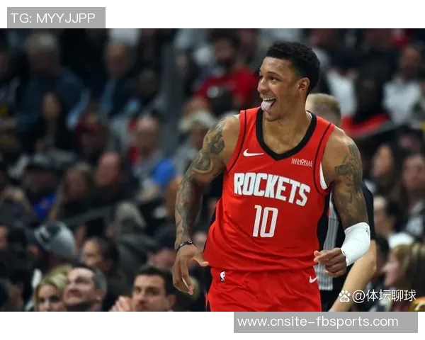 内史密斯表现稳健贡献12分关键时刻三分球助力球队胜利